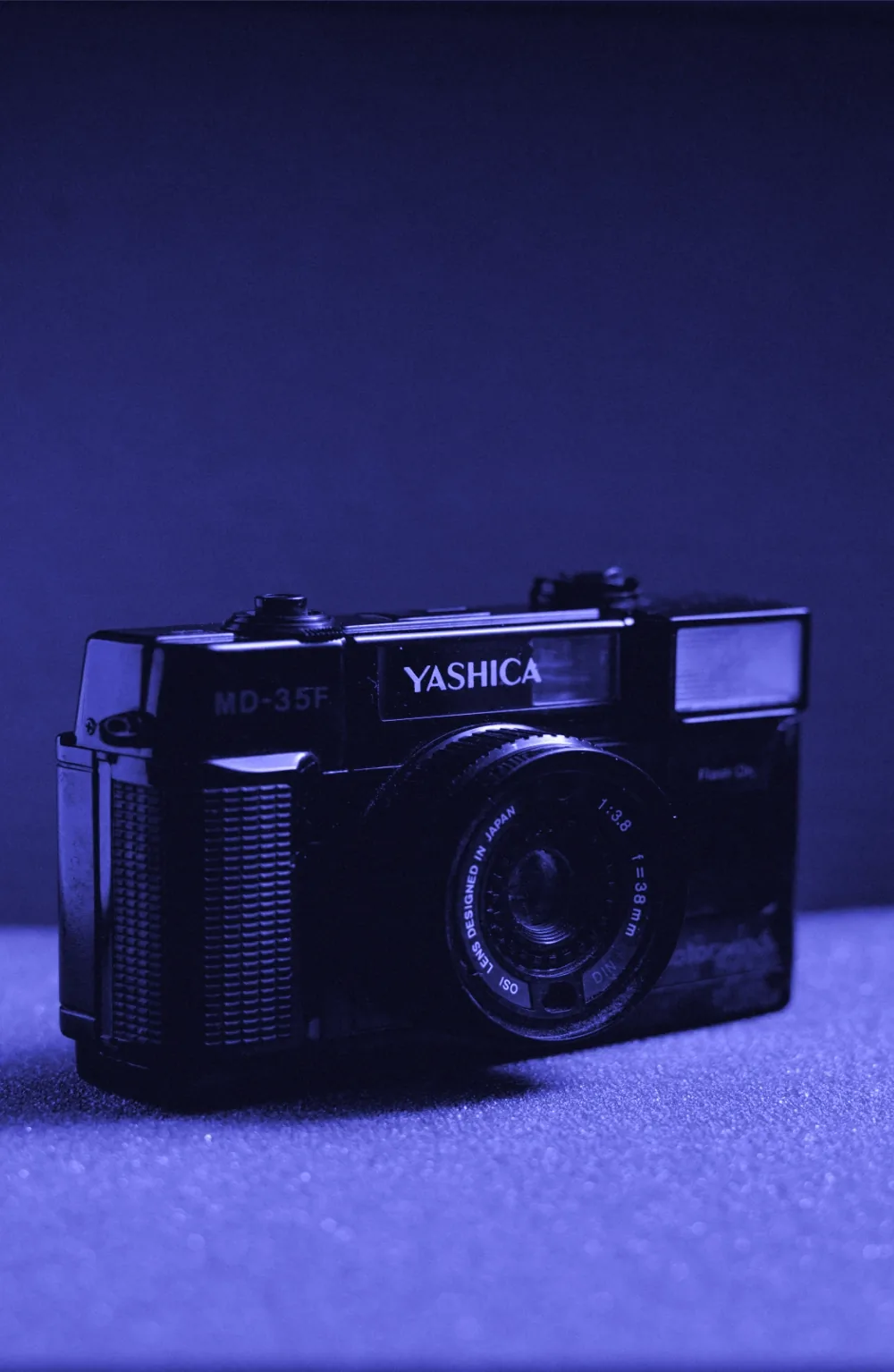 Appareil photo argentique dans une lumière bleue
